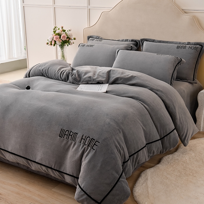 91家纺网 家纺一手货源 找家纺 同田家纺 2024新款230克蓄暖高克重牛奶绒四件套 浅灰