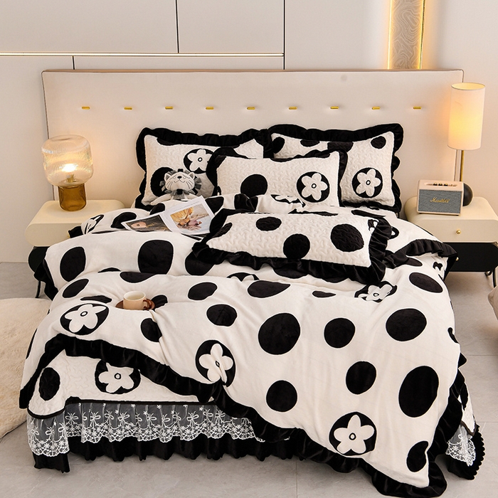 91家纺网 家纺一手货源 找家纺 民新家纺 2025新款牛奶绒印花夹棉床盖四件套 时尚波点