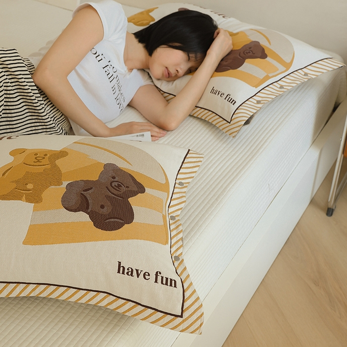 91家纺网 家纺一手货源 找家纺 2024新款全棉四层纱布枕套一对装纽扣款枕套 焦糖小熊