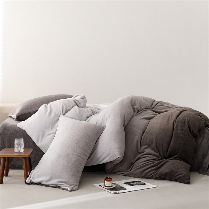 91家纺网 家纺一手货源 找家纺 红粉佳人 2025新款小清新双面牛奶绒四件套渐变灰