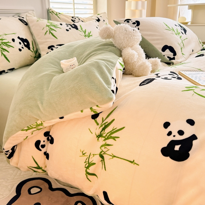 91家纺网 家纺一手货源 找家纺 简宜家居 2025新款牛奶绒印花四件套 竹影萌宝