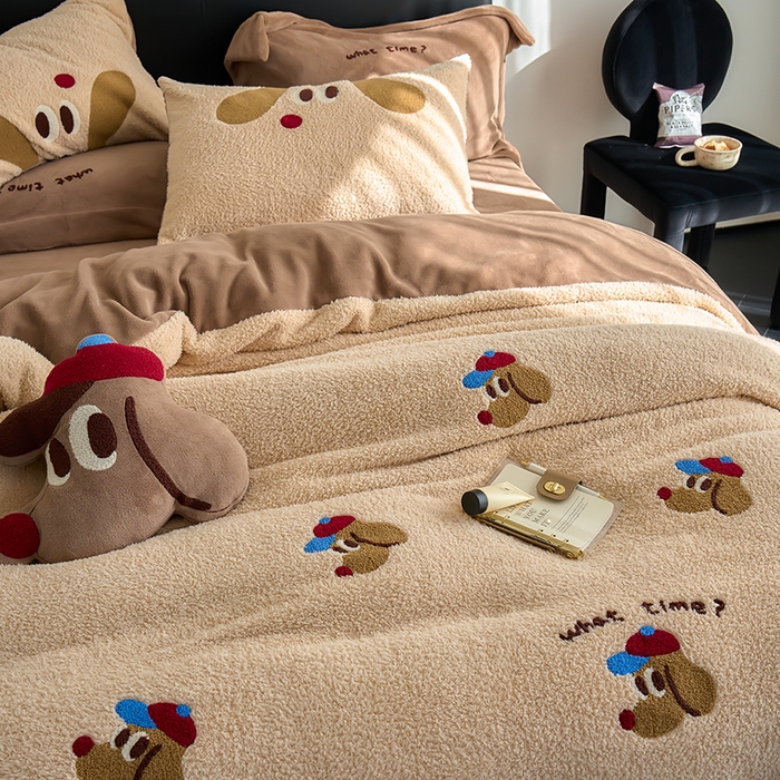 91家纺网 家纺一手货源 找家纺 2024新款蚂蚁绒卡通绣花四件套 班纳狗