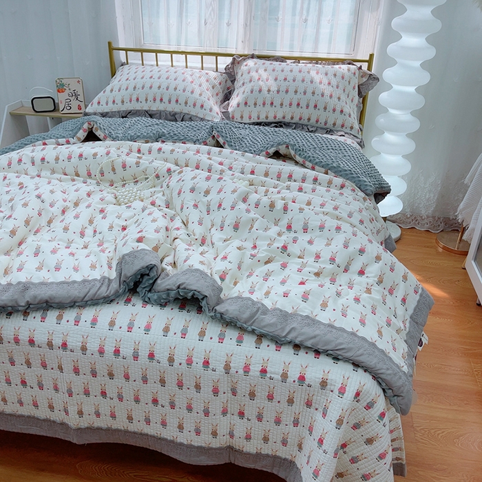 91家纺网 家纺一手货源 找家纺 暖居 2024新款包边豆豆被床盖四件套 兔斯基