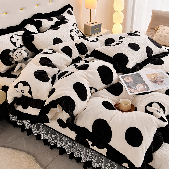 91家纺网 家纺一手货源 找家纺 民新家纺 2025新款牛奶绒印花夹棉床盖四件套 时尚波点