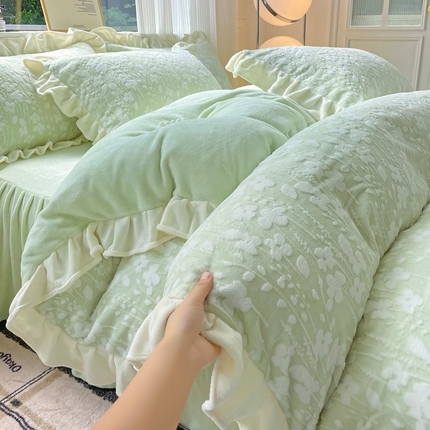 91家纺网 家纺一手货源 找家纺 2024新款加厚牛奶绒韩版雕花四件套风格2（阳光） 露娜紫