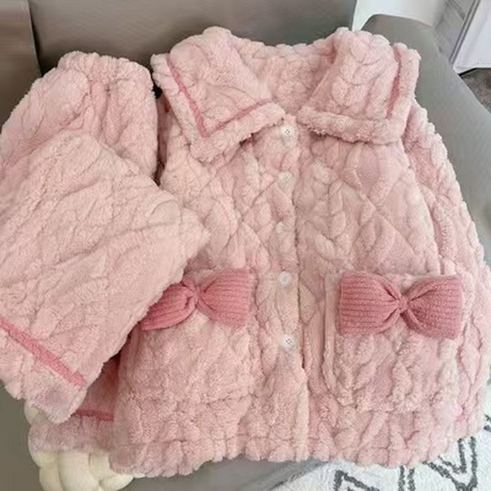 91家纺网 家纺一手货源 找家纺 洛兰沙家居馆 2024新款公主风女秋冬季三层夹棉珊瑚绒加厚保暖两件套女士可外穿加绒家居服 L08