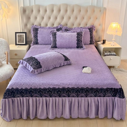 91家纺网 家纺一手货源 找家纺 恋尚 2024新款牛奶绒夹棉床盖纯色蕾丝边牛奶绒床盖 洛丽塔 紫色