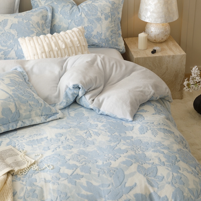 91家纺网 家纺一手货源 找家纺 卡派 2024新款轻奢肌理纹雕花工艺款230克加厚牛奶绒四件套（提供买家秀 ） 摇曳-蓝