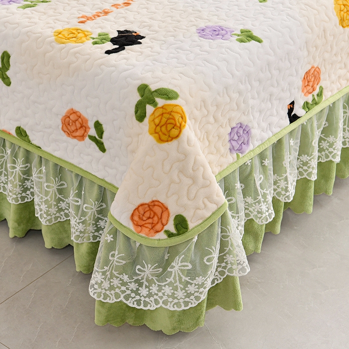 91家纺网 家纺一手货源 找家纺 民新家纺 2025新款牛奶绒印花夹棉床盖四件套 乐享时光-绿