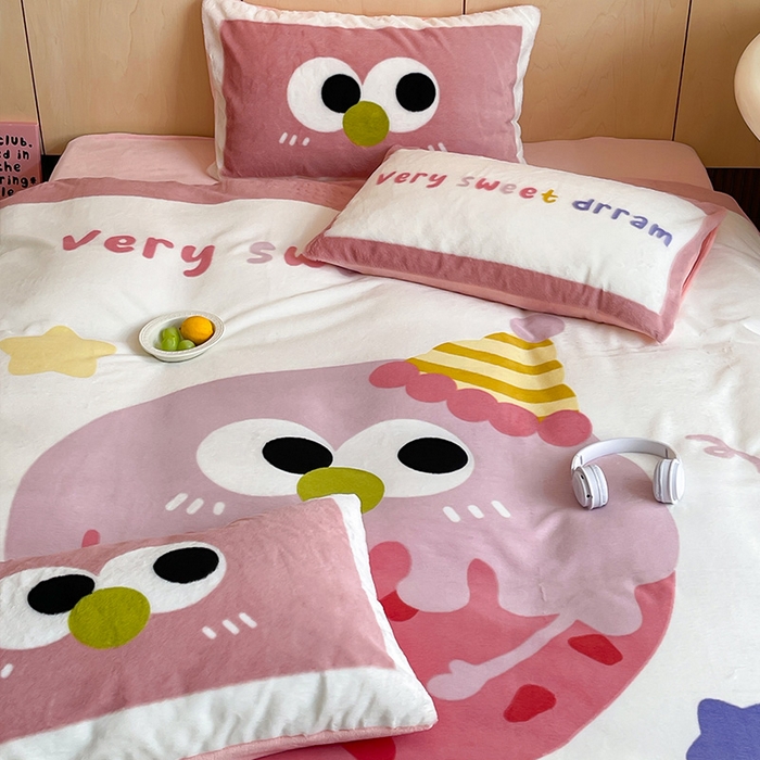 91家纺网 家纺一手货源 找家纺 安哆啦家纺 2024新款兔毛绒大版卡通牛奶绒兔兔绒印花四件套 美味乳酪