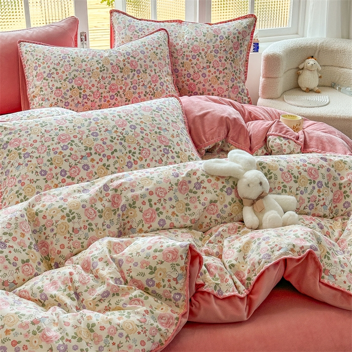 91家纺网 家纺一手货源 找家纺 红粉佳人新款小清新卡通贝壳边三角针棉加绒四件套工艺款牛奶绒四件套花园芬芳