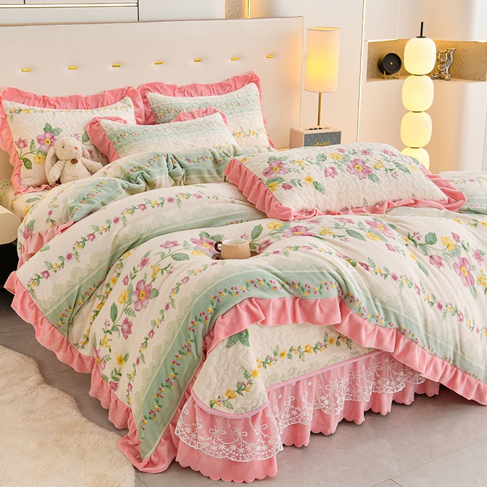 91家纺网 家纺一手货源 找家纺 民新家纺 2025新款牛奶绒印花夹棉床盖四件套 花香四溢-粉