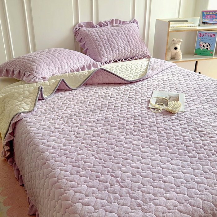 91家纺网 家纺一手货源 找家纺 美梦家纺 2024新款素色牛奶绒花边床盖系列 水晶紫