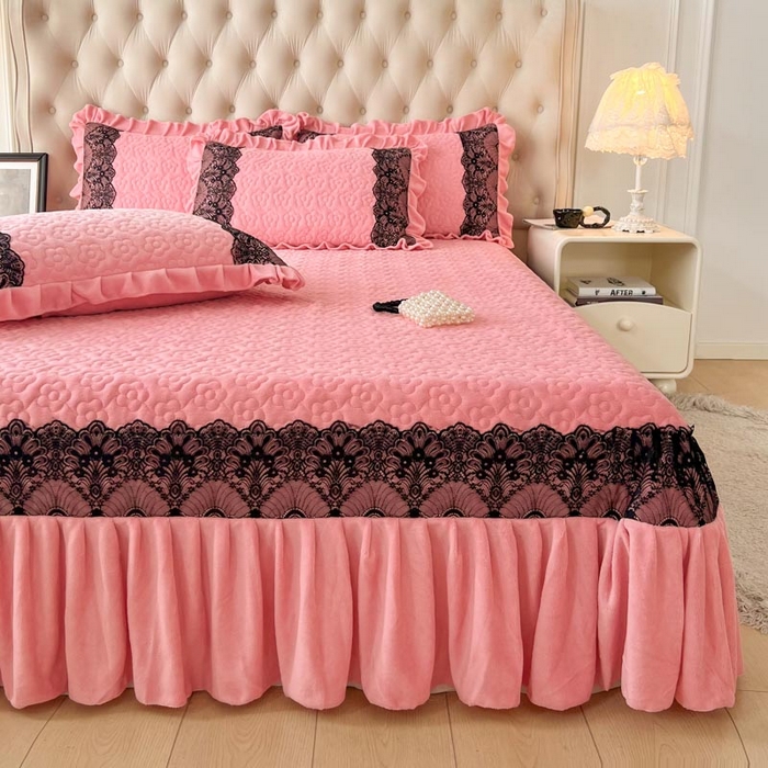 91家纺网 家纺一手货源 找家纺 恋尚 2024新款牛奶绒夹棉床盖纯色蕾丝边牛奶绒床盖 洛丽塔 粉色