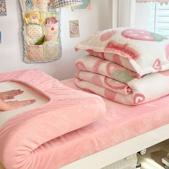 91家纺网 家纺一手货源 找家纺 川悦生活 2024新款立体雪花绒宿舍床笠款三件套四件套 啵啵草莓