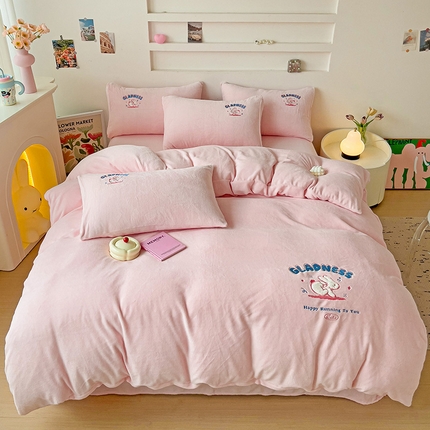 91家纺网 家纺一手货源 找家纺 眷恋家纺 2025新款牛奶绒兔毛贴布绣四件套 欢乐兔-浅粉