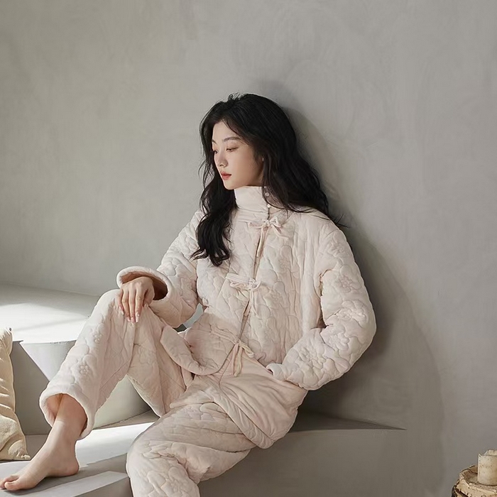 91家纺网 家纺一手货源 找家纺 洛兰沙家居馆 2024新款睡衣女秋冬季三层夹棉珊瑚绒加厚保暖两件套女士可外穿加绒家居服 白色