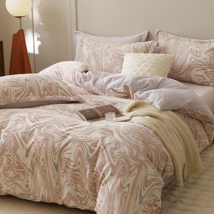 91家纺网 家纺一手货源 找家纺 卡派 2024新款轻奢肌理纹雕花工艺款230克加厚牛奶绒四件套（提供买家秀 ） 晕染-粉