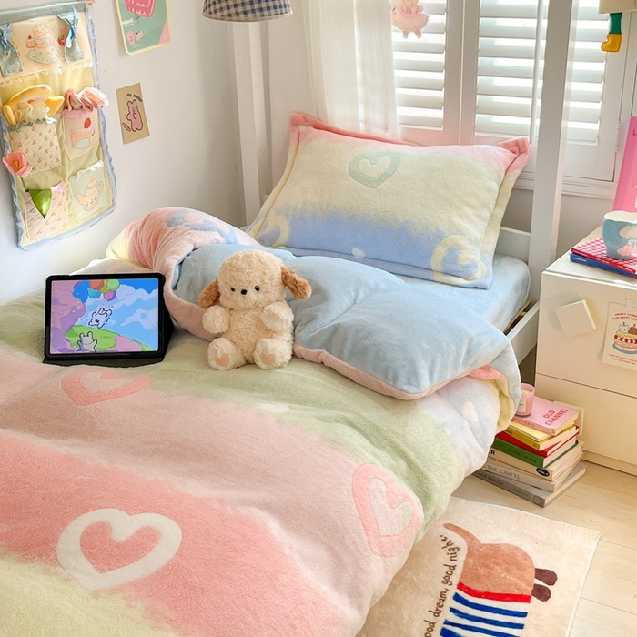 91家纺网 家纺一手货源 找家纺 川悦生活 2024新款立体雪花绒宿舍床笠款三件套四件套 彩虹爱语蓝