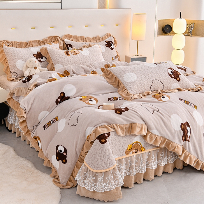 91家纺网 家纺一手货源 找家纺 民新家纺 2025新款牛奶绒印花夹棉床盖四件套 可爱小熊