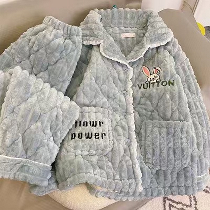 91家纺网 家纺一手货源 找家纺 洛兰沙家居馆 2024新款公主风女秋冬季三层夹棉珊瑚绒加厚保暖两件套女士可外穿加绒家居服 L05