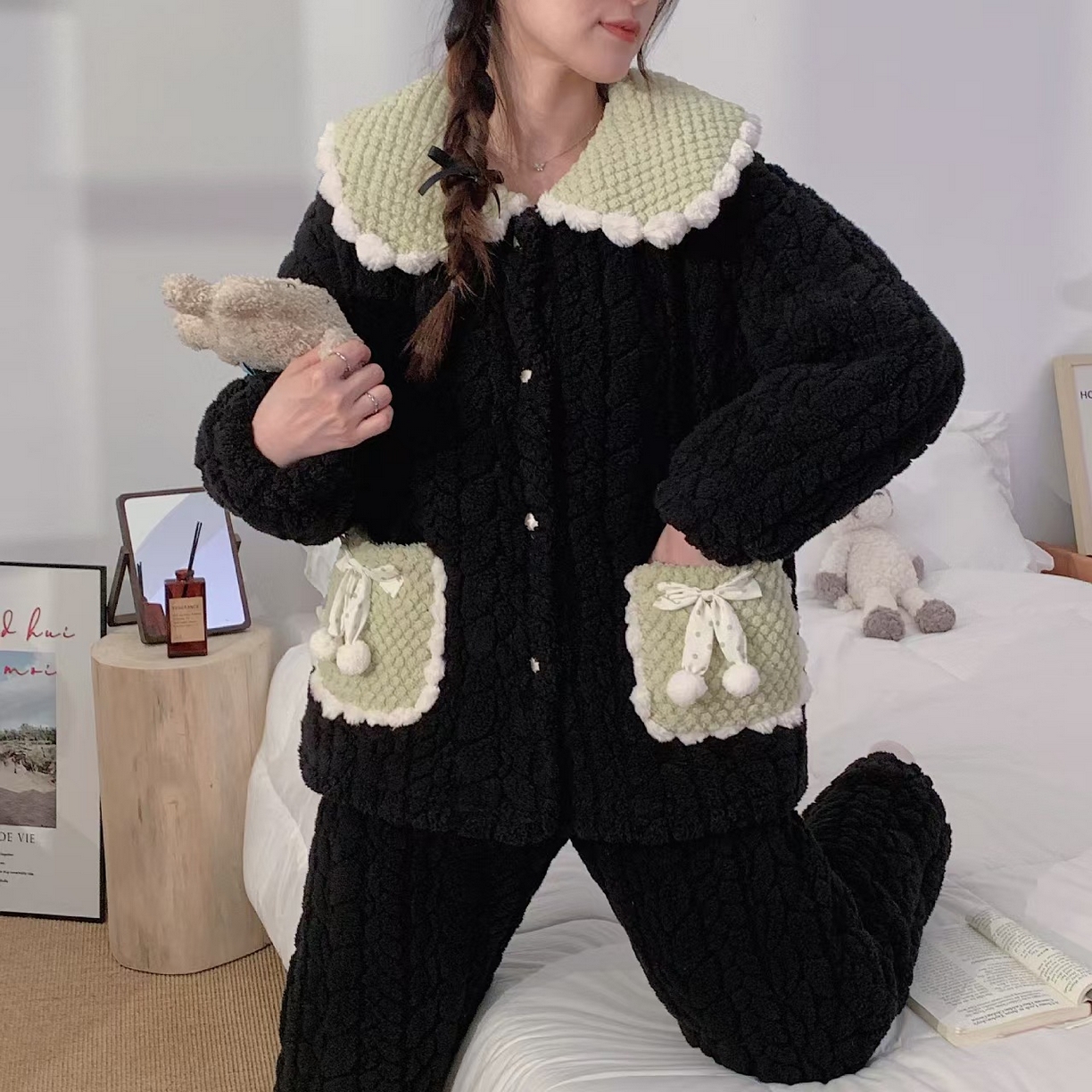 91家纺网 家纺一手货源 找家纺 洛兰沙家居馆 2024新款公主风女秋冬季三层夹棉珊瑚绒加厚保暖两件套女士可外穿加绒家居服 L18