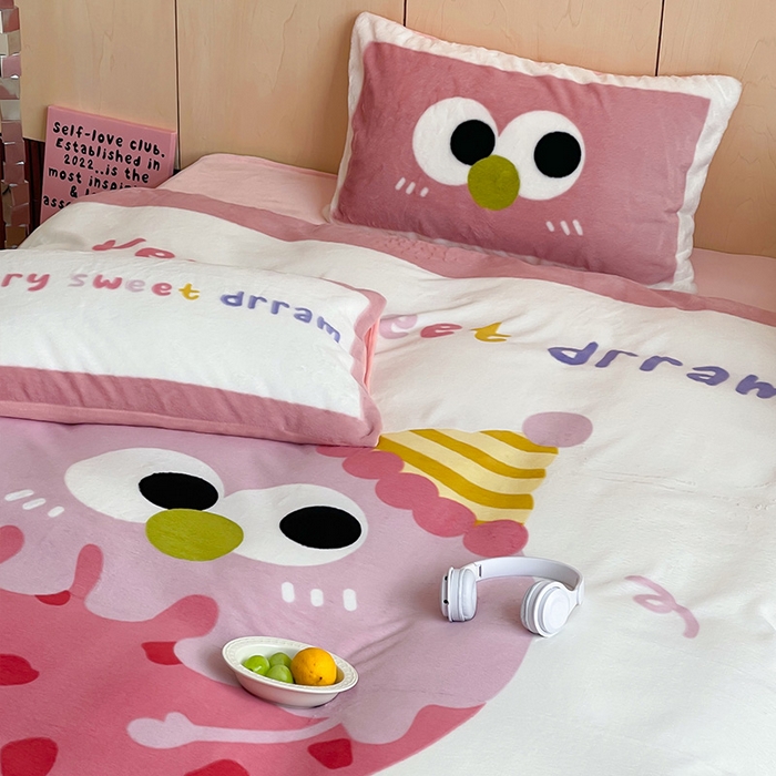 91家纺网 家纺一手货源 找家纺 安哆啦家纺 2024新款兔毛绒大版卡通牛奶绒兔兔绒印花四件套 美味乳酪