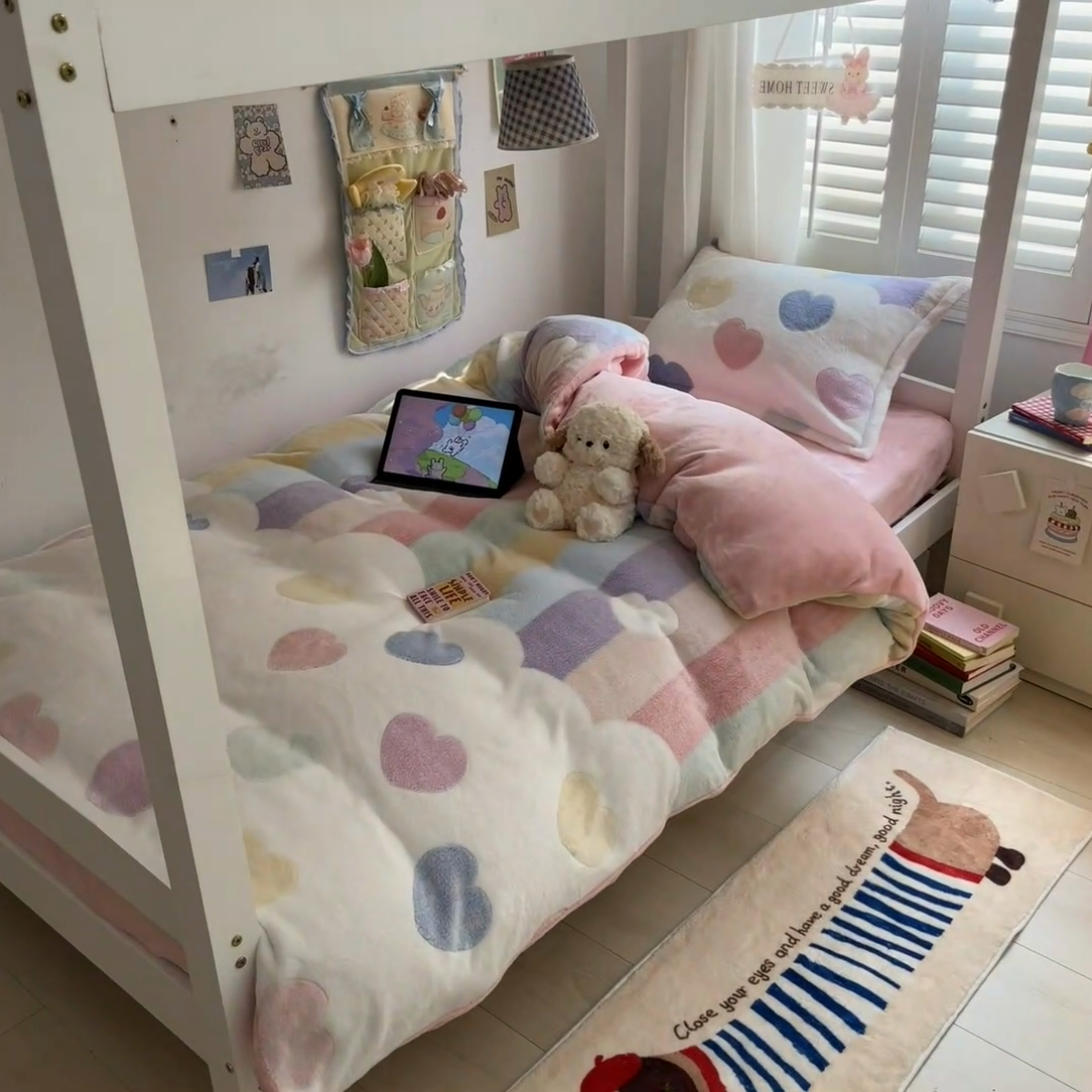 91家纺网 家纺一手货源 找家纺 川悦生活 2024新款立体雪花绒宿舍床笠款三件套四件套 彩虹爱心粉