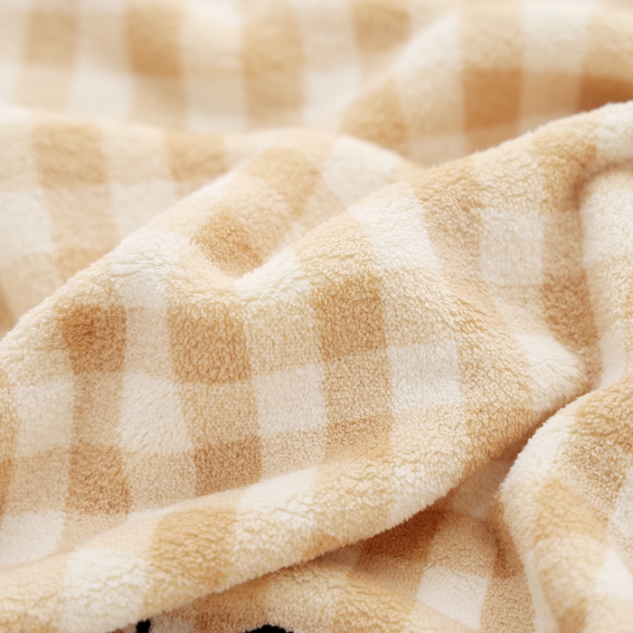 91家纺网 家纺一手货源 找家纺 朴尔家纺-毛巾被 2024新款毛巾绣勾边小格快乐鸭AB版珊瑚绒速吸速干毛巾浴巾 格子快乐鸭-卡其浴巾
