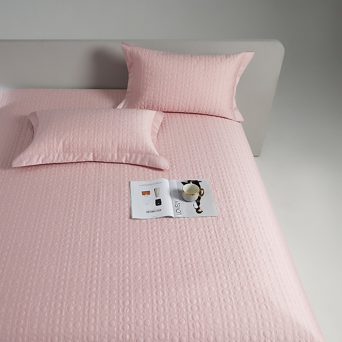 91家纺网 家纺一手货源 找家纺 2024新款设计师款绗缝床盖 粉