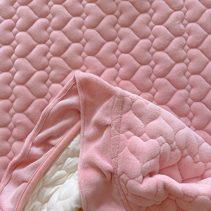 91家纺网 家纺一手货源 找家纺 美梦家纺 2024新款素色牛奶绒花边床盖系列 樱花粉