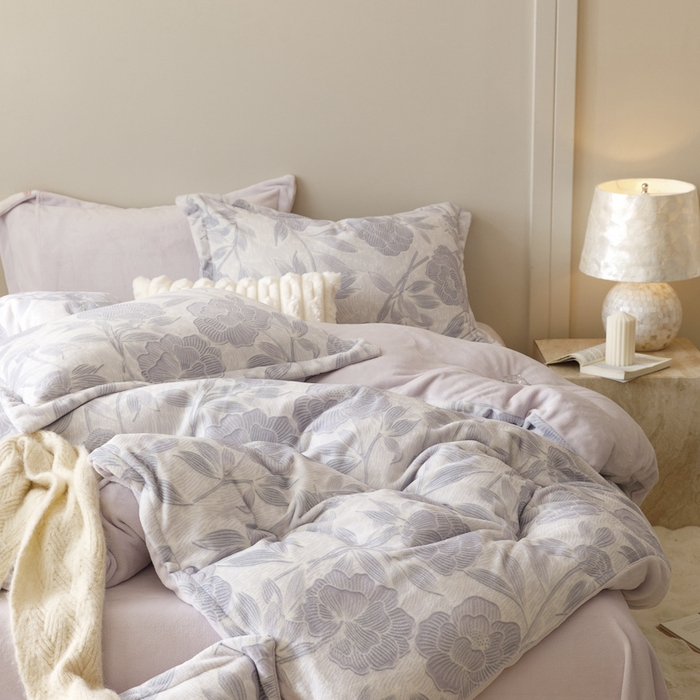 91家纺网 家纺一手货源 找家纺 卡派 2024新款轻奢肌理纹雕花工艺款230克加厚牛奶绒四件套（提供买家秀 ） 荷塘月色-紫