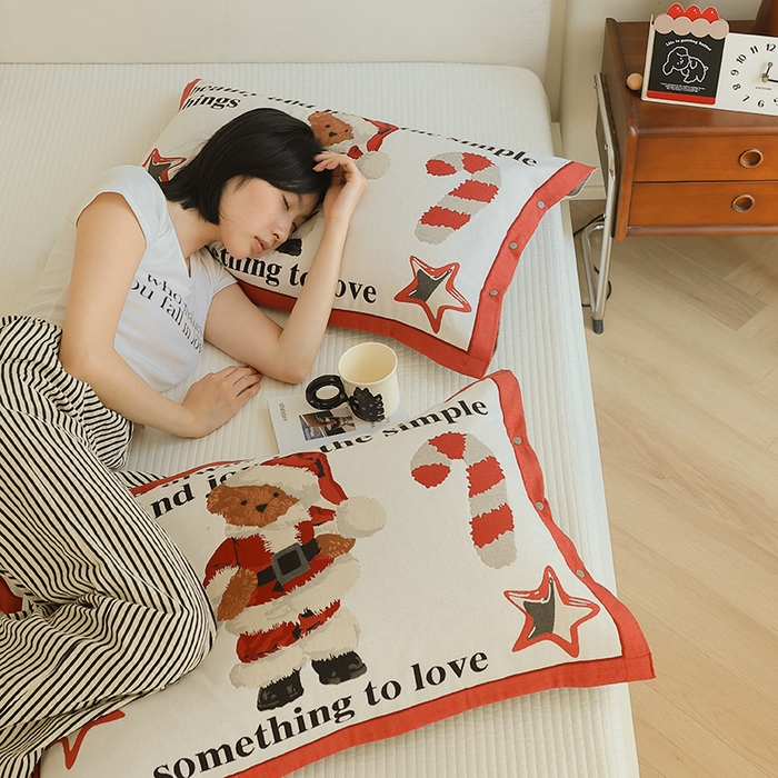 91家纺网 家纺一手货源 找家纺 2024新款全棉四层纱布枕套一对装纽扣款枕套 圣诞熊