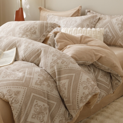 91家纺网 家纺一手货源 找家纺 （总）卡派 2024新款轻奢肌理纹雕花工艺款230克加厚牛奶绒四件套（提供买家秀 ）