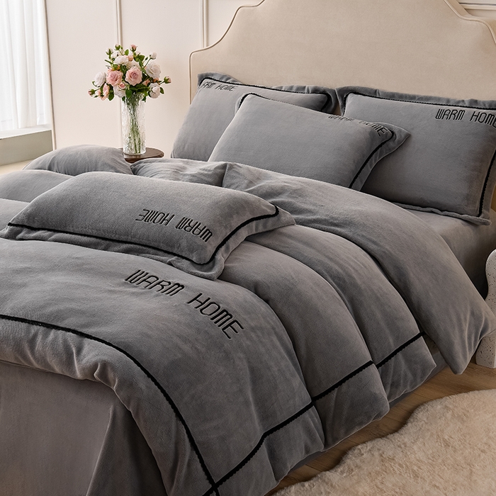 91家纺网 家纺一手货源 找家纺 同田家纺 2024新款230克蓄暖高克重牛奶绒四件套 浅灰