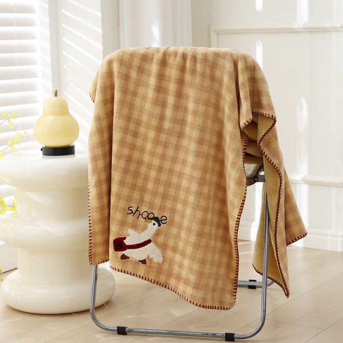 91家纺网 家纺一手货源 找家纺 朴尔家纺-毛巾被 2024新款毛巾绣勾边小格快乐鸭AB版珊瑚绒速吸速干毛巾浴巾 格子快乐鸭-咖浴巾