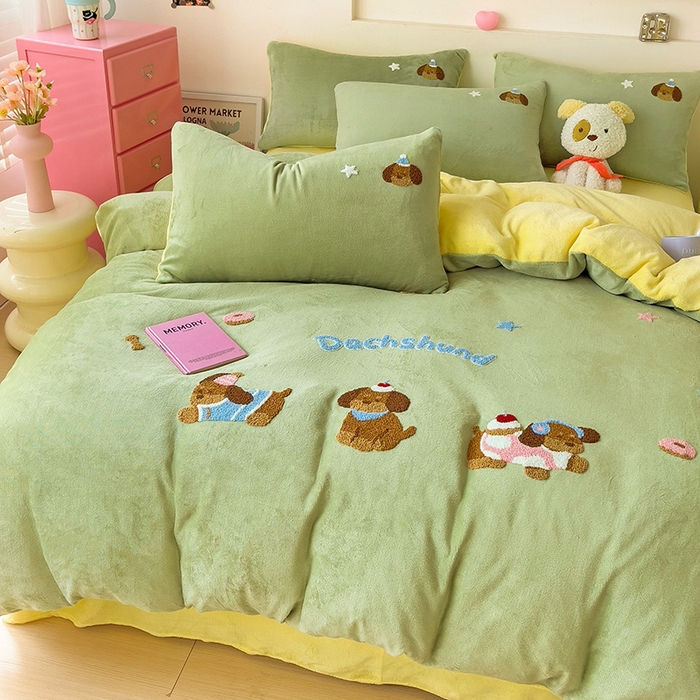 91家纺网 家纺一手货源 找家纺 梦之岛 2024新款牛奶绒卡通毛巾绣四件套腊肠狗 腊肠狗-黄绿