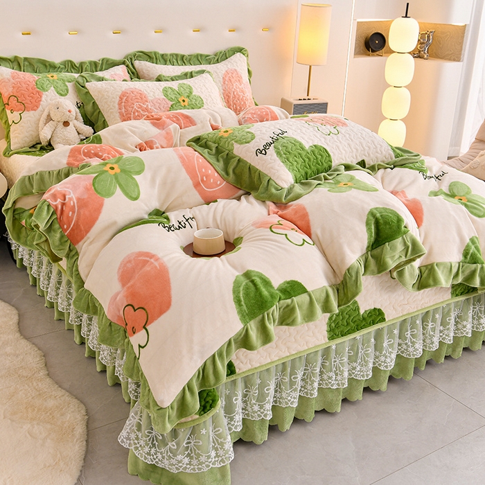 91家纺网 家纺一手货源 找家纺 民新家纺 2025新款牛奶绒印花夹棉床盖四件套 爱心草莓-绿