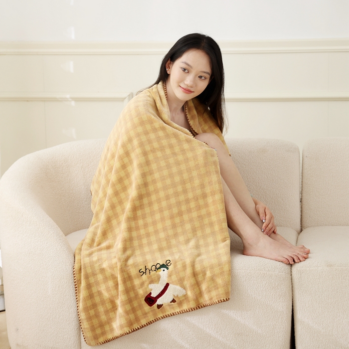 91家纺网 家纺一手货源 找家纺 朴尔家纺-毛巾被 2024新款毛巾绣勾边小格快乐鸭AB版珊瑚绒速吸速干毛巾浴巾 格子快乐鸭-咖浴巾