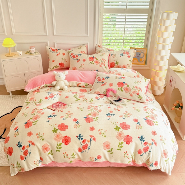 91家纺网 家纺一手货源 找家纺 简宜家居 2025新款牛奶绒印花四件套 清新粉黛