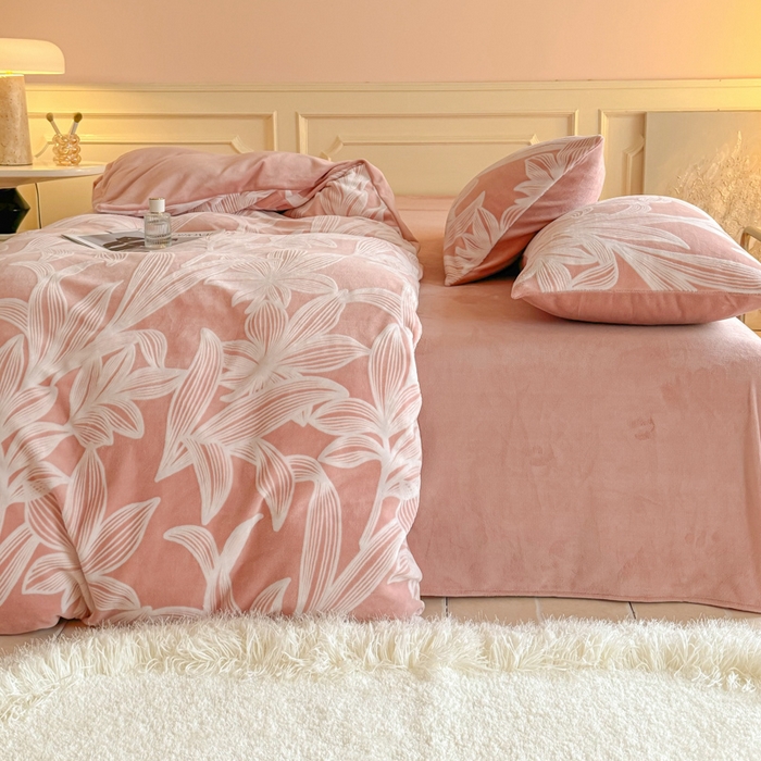 91家纺网 家纺一手货源 找家纺 大境 2024新款8斤A类230克牛奶绒提花烂花四件套床笠款床单款 叶阑 蔷薇粉