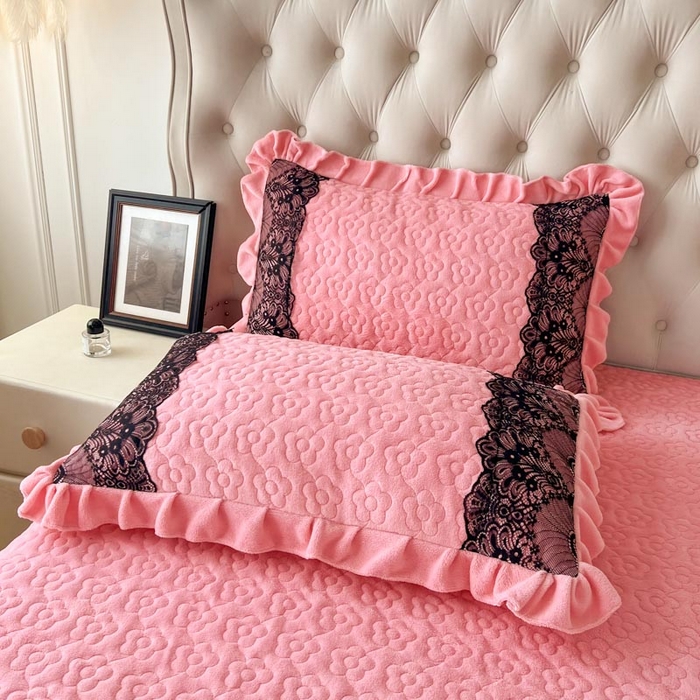 91家纺网 家纺一手货源 找家纺 恋尚 2024新款牛奶绒夹棉床盖纯色蕾丝边牛奶绒床盖 洛丽塔 粉色