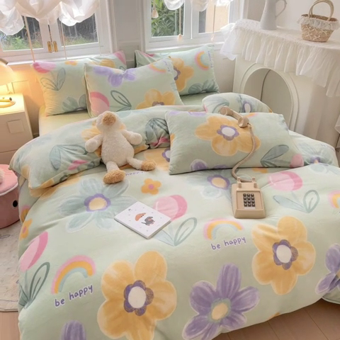 91家纺网 家纺一手货源 找家纺 红粉佳人 2025新款小清新双面牛奶绒四件套花期