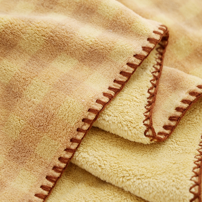 91家纺网 家纺一手货源 找家纺 朴尔家纺-毛巾被 2024新款毛巾绣勾边小格快乐鸭AB版珊瑚绒速吸速干毛巾浴巾 格子快乐鸭-咖浴巾