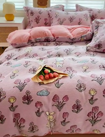 91家纺网 家纺一手货源 找家纺 2024新款加厚雪花绒印花四件套-风格二（提供卖家秀） 花园熊(粉)