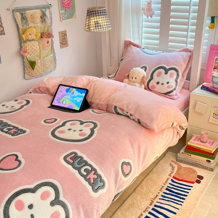 91家纺网 家纺一手货源 找家纺 川悦生活 2024新款立体雪花绒宿舍床笠款三件套四件套 爱米兔