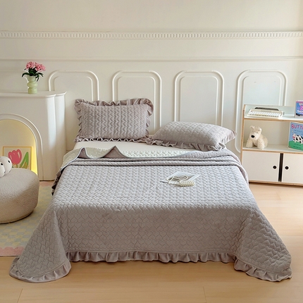 91家纺网 家纺一手货源 找家纺 （总）美梦家纺 2024新款素色牛奶绒花边床盖系列