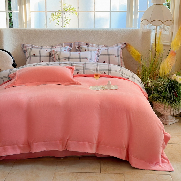 91家纺网 家纺一手货源 找家纺 2025新款A纯棉B牛奶绒四件套13376全棉加绒一字绣宽边轻奢套件-夹棉款 樱桃丸子