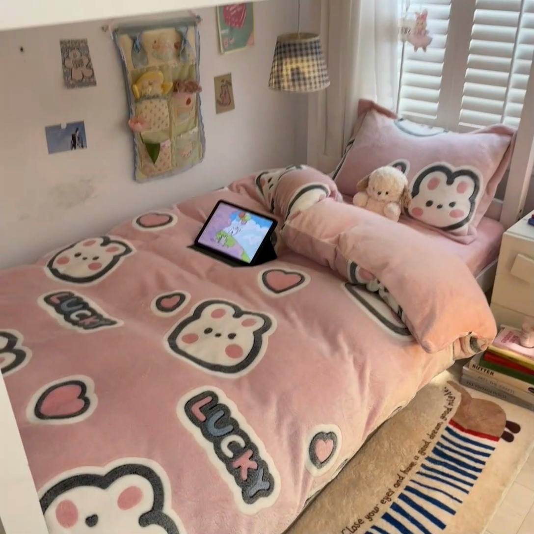 91家纺网 家纺一手货源 找家纺 川悦生活 2024新款立体雪花绒宿舍床笠款三件套四件套 爱米兔