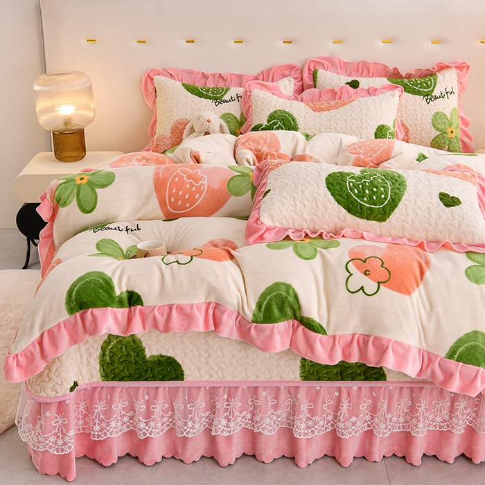 91家纺网 家纺一手货源 找家纺 民新家纺 2025新款牛奶绒印花夹棉床盖四件套 爱心草莓-粉